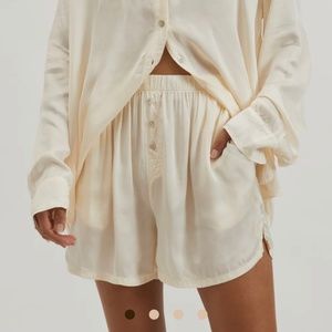 ISO: donni silky short size medium  in creme